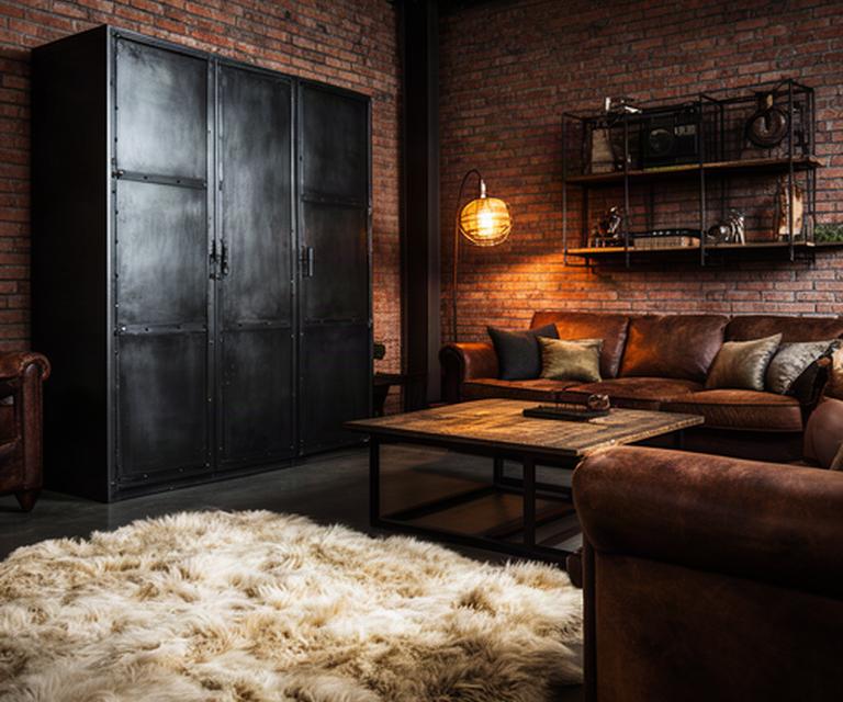 Industriële woonkamer met stalen kast, baksteenlook, donker hout en groot wollen kleed