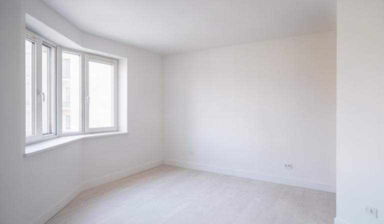 Kale woonkamer in een compact nieuwbouwappartement met lichte vloer en witte muren