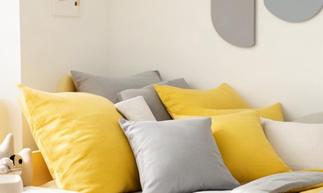 Kleurthema met zonnig geel, zacht grijs en katoenen kussens in een kinderkamer