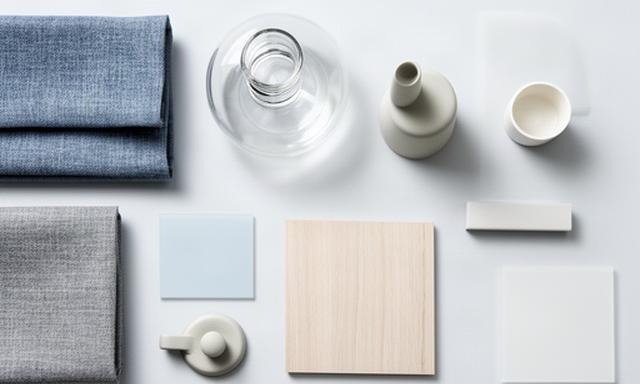 Moodboard met blauwgrijs textiel, glas en lichte accessoires voor een modern appartement