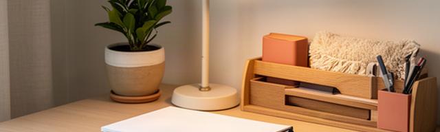Compacte homeoffice met bureaulamp, plantenpot en houten organizer